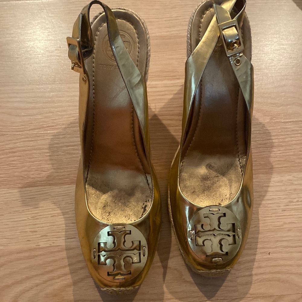 Tory Burch Good Metalícelo wedges